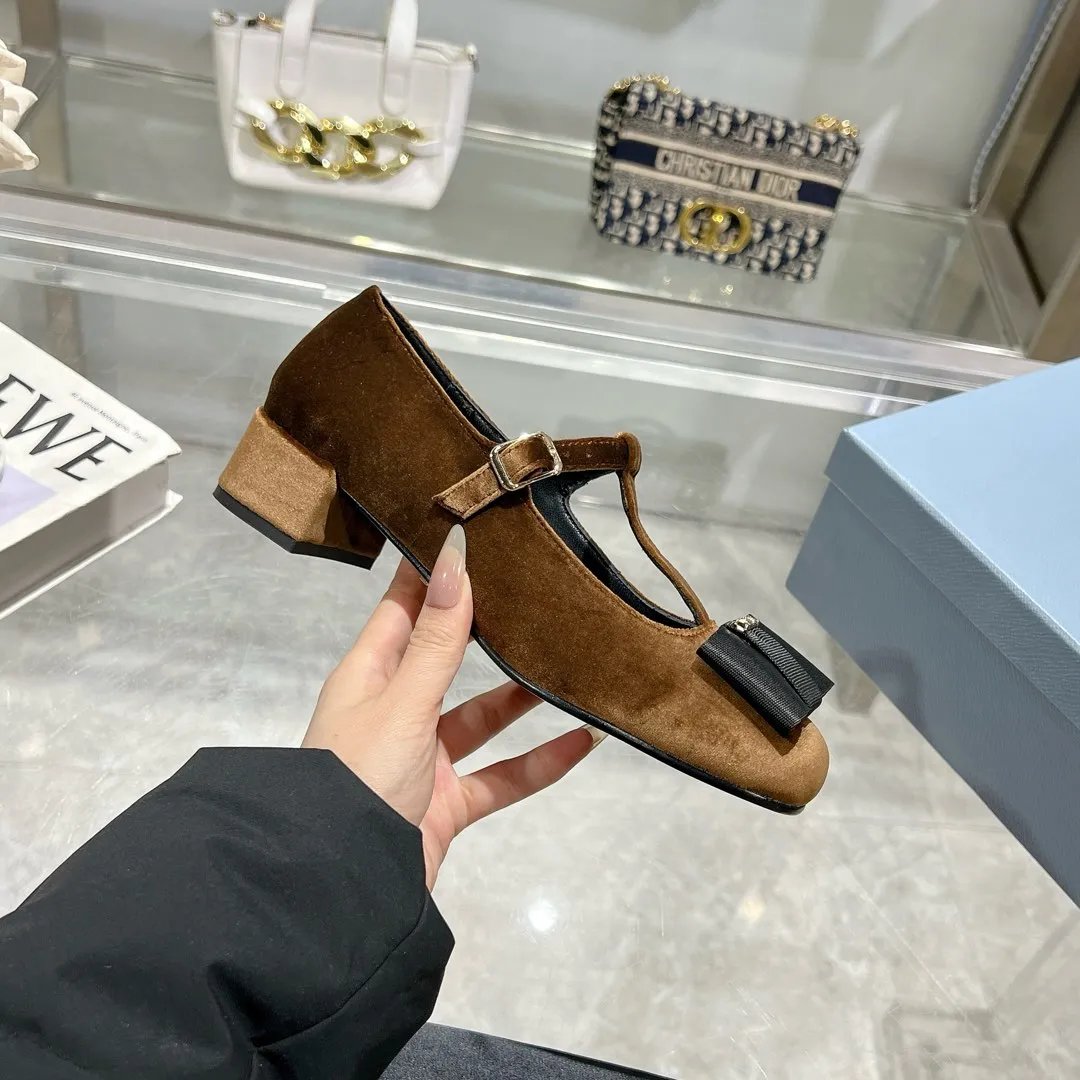 👟👟Ex-factory price 540👟👟 Prada 25ss early spring new model 🌟 Recommended by major bloggers in Xiaohongshu, showing classic charm. Injection-molded leather outsole, imported mixed-breed sheep lining. These velvet-textured pumps combine elegance with modern sophistication, and the delicate bow adds a romantic touch. The upper is decorated with grosgrain bow and metal buckle. Metal letter logo. Decorated with metal letter logo. Velvet texture covered heel with height 4.5cm. Size: 35 to 40 (41 is custom-made and cannot be returned or exchanged)